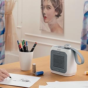 De&#39;Longhi (デロンギ) ファンヒーター カプスーラデスク HFX12D03-BG セラミックヒーター 足もと・手さき イタリアンデザイン 静音 コンパクト 独自グリッド設計 取り外し可能フィ Amazon | De'Longhi (デロンギ) ファンヒーター カプスーラ