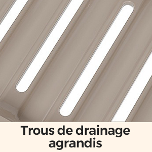 Gros plan d'une surface beige avec des trous de drainage élargis, avec des ouvertures allongées de forme ovale disposées en lignes parallèles