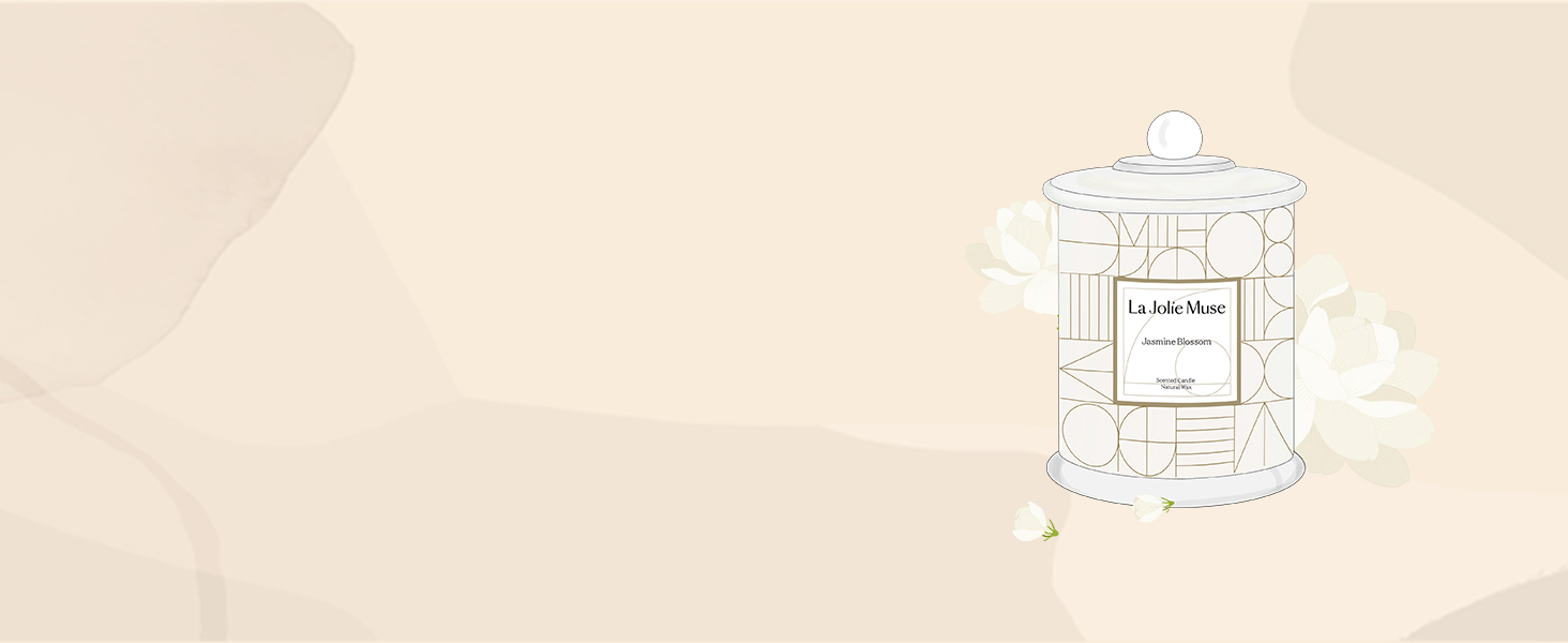un verre d'eau avec une fleur sur fond beige