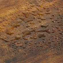 gouttelettes d'eau sur une surface en bois
