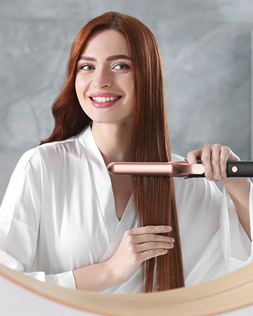 une femme se brossant les cheveux avec une brosse