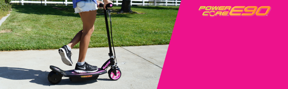 scooter électrique razor PowerCore E90 en Rose sur un terrain privé avec le logo à droite
