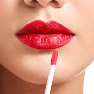 Application of the matte liquid lipstick in red shade