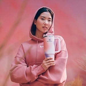 Série d'images montrant une personne portant un sweat à capuche rose tenant un smartphone et interagissant avec celui-ci sur un fond rose.