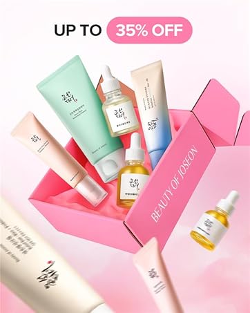 Collection de produits de soin ou de beauté disposés sur fond rose, comprenant divers flacons, tubes et contenants aux couleurs pastel.