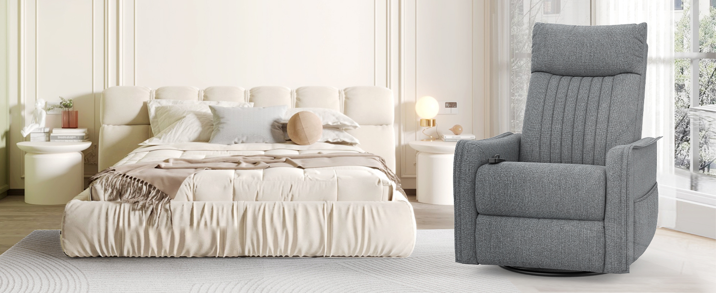 Schlafzimmerszene mit großem beigem Bett und weißen Kissen. Grauer Lehnstuhl mit gepolsterter Rückenlehne neben dem Bett. Weiße Wände und Teppich sichtbar