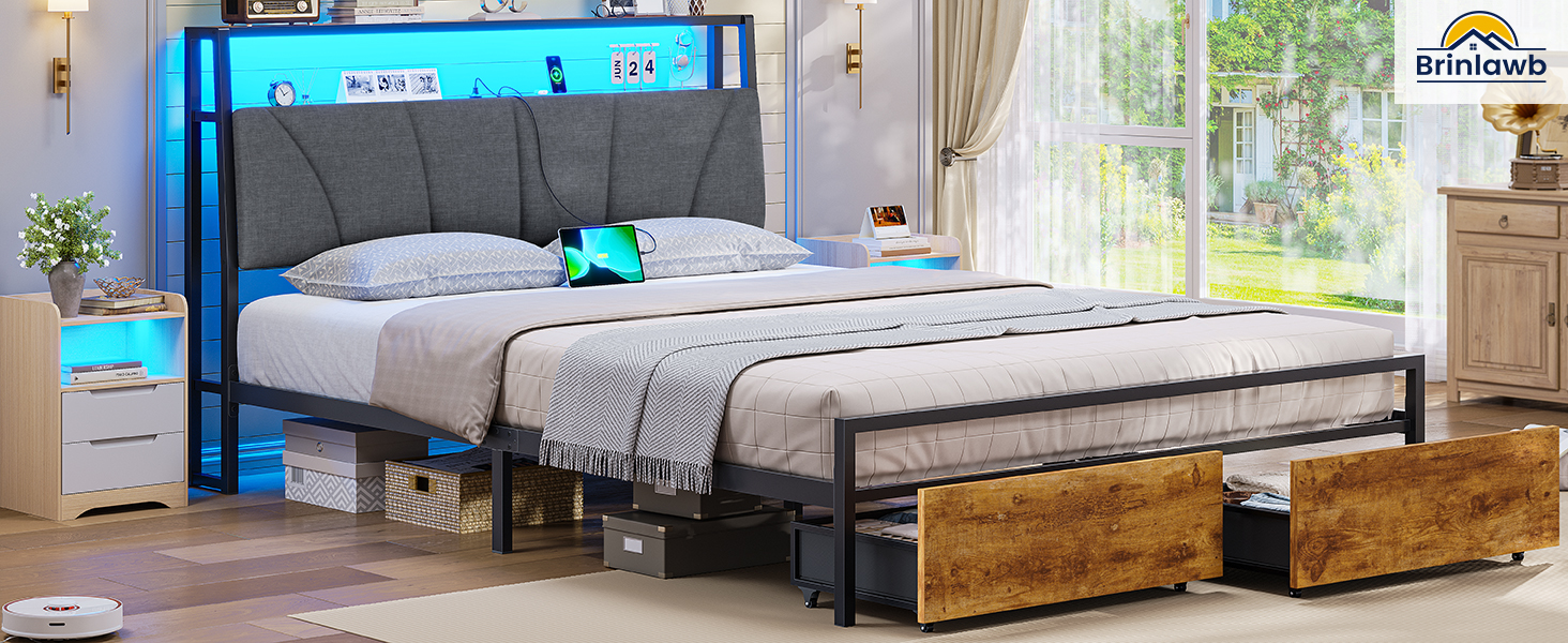 Modernes Bettgestell mit LED-beleuchtetem Kopfteil, Schublade aus Holz und Metallrahmen. Das Brimiweb-Logo ist sichtbar. Graue Bettwäsche und hellblaue Beleuchtung abgebildet.