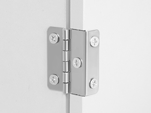 Ein silberfarbenes Metalltürscharnier mit fünf sichtbaren Schraubenlöchern. Das Scharnier ist auf einer weißen Oberfläche angebracht, wahrscheinlich an einem Türrahmen oder Schrank