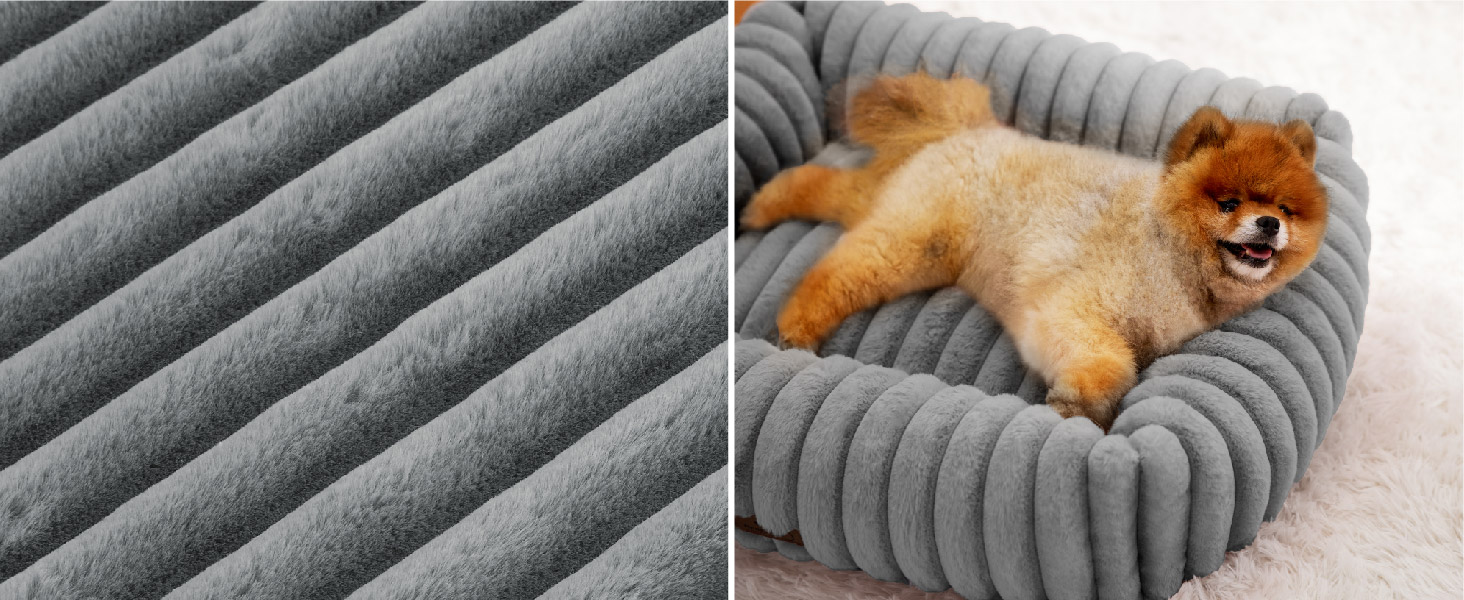 Die Textur des Sofas ist in einem sanften Grau gehalten.