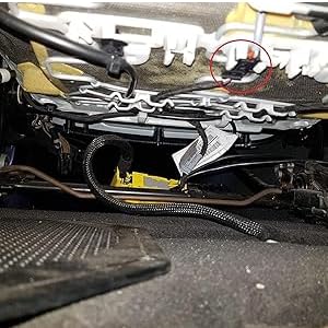 Vista inferior de un vehículo que muestra los componentes mecánicos y partes del chasis en acabados negros y metálicos.