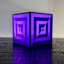 Lampe cube violette