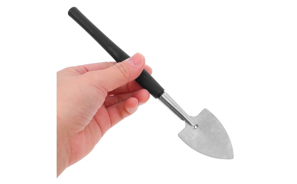 Secuencia que muestra el manejo y el posicionamiento de una espátula metálica o una herramienta raspadora con mango negro.