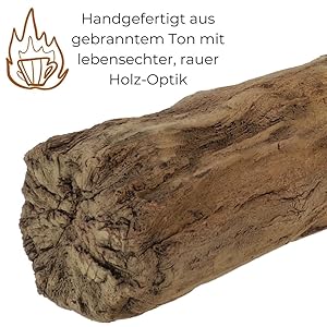 Raues, längliches Stück Holz mit einer natürlichen, rindenähnlichen Struktur. Der Text weist darauf hin, dass es aus gebranntem Ton handgefertigt ist und eine realistische Holzoptik aufweist.
