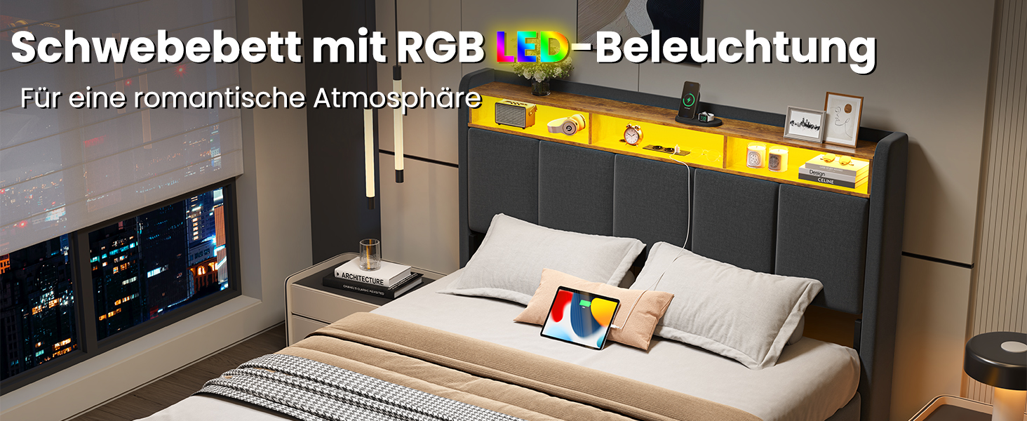 Schwebendes Bett mit integrierter RGB-LED-Kopfteilbeleuchtung. Das grau gepolsterte Kopfteil verfügt über beleuchtete Regale. Weiße Bettwäsche und Blick auf das Stadtbild durch das Fenster sichtbar