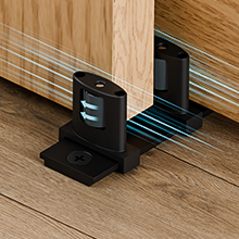 Fotoserie, die einen schwarzen Laptop-/Tablet-Ständer in verschiedenen Positionen auf einer Holzoberfläche zeigt und die einstellbaren Betrachtungswinkel und Höheneinstellungen zeigt.