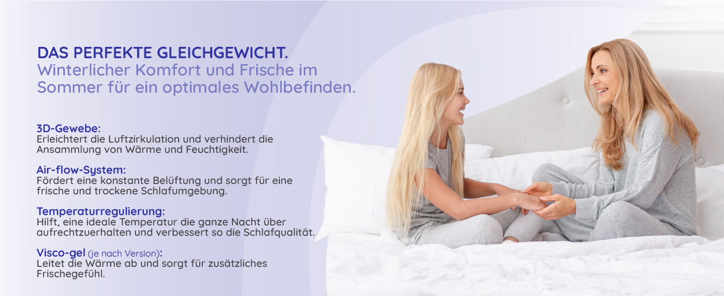 eine Frau, die mit einem Laptop in der Hand auf einem Bett sitzt.
