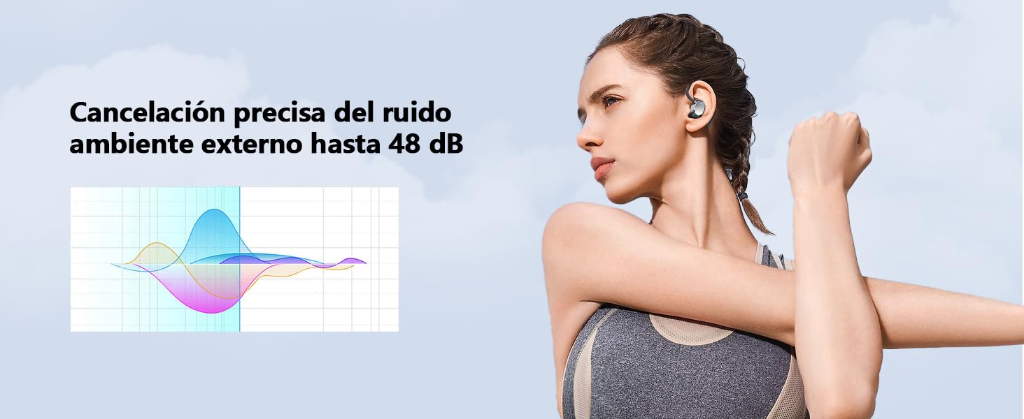 una mujer con auriculares bluetooth