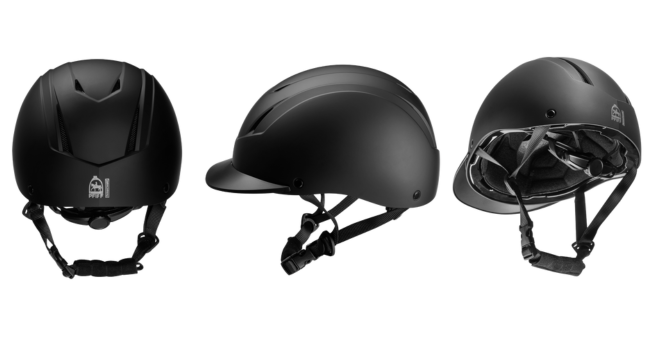 Drei schwarze Reithelme werden nebeneinander ausgestellt und zeigen verschiedene Stile: ein belüftetes aerodynamisches Design, ein traditioneller Kappenstil und ein strukturierter Helm mit sichtbarer Innenpolsterung