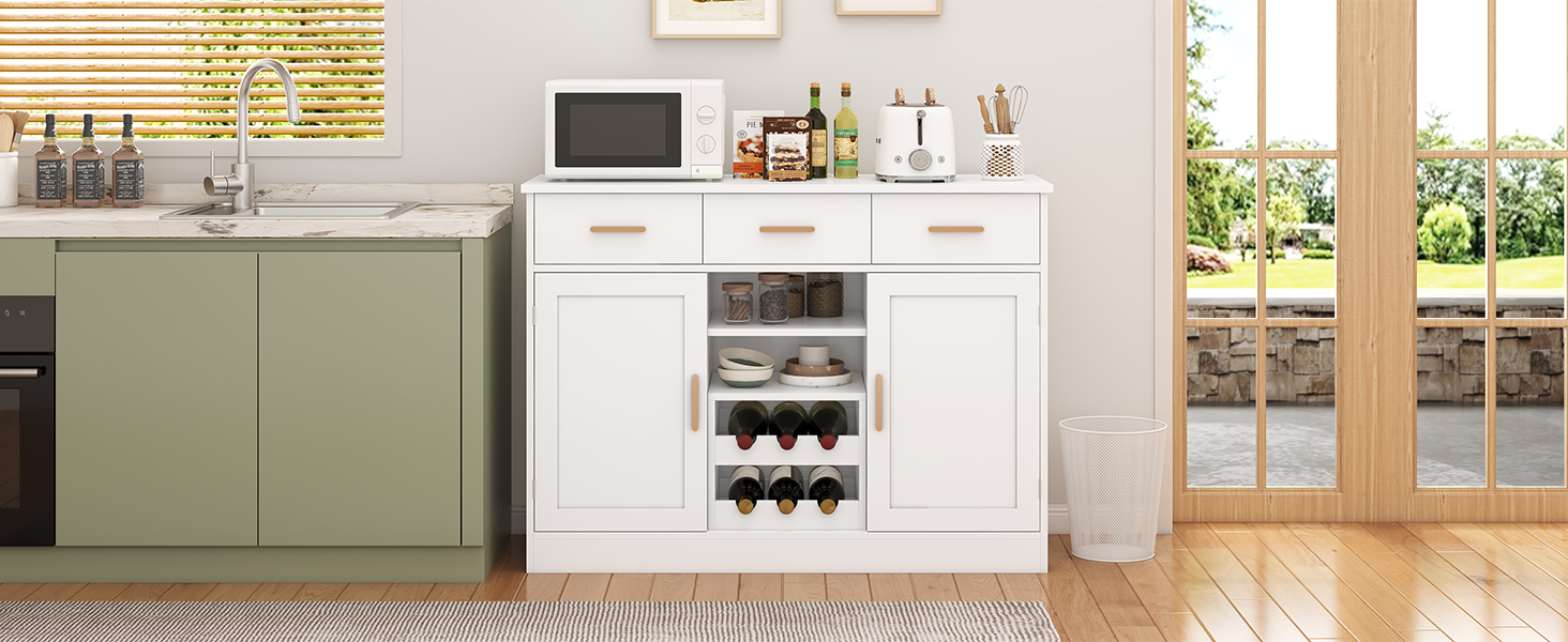 Modernes Kücheninterieur mit weißen Schränken, hellen Holzakzenten und Edelstahlgeräten, die in natürlichem Licht dargestellt werden