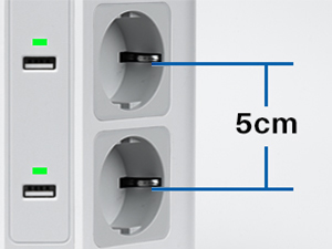 Plan rapproché de deux prises électriques dotées de ports USB, montrant un espacement de 5 cm entre les prises signalées par une ligne bleue