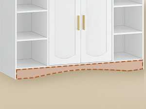 Weißer Schrank mit Doppeltüren und offenen Regalen an den Seiten. Eine pfirsichfarbene Fußleiste oder ein Zehenkick