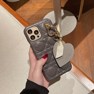 iPhone13pro用ブラック キルティング iPhoneケース チャーム付き iPhone13pro用ブラック キルティング iPhoneケース チャーム付き