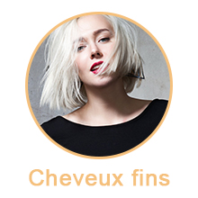 une femme aux cheveux blonds et à la chemise noire.