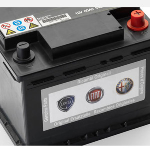 con loghi Fiat e Alfa Romeo visibili sull'etichetta. Involucro in plastica nera con cappuccio rosso