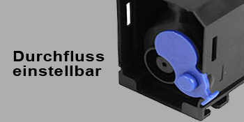 Nahaufnahme eines blauen verstellbaren Ventils oder Durchflusskontrollmechanismus, der an einem dunklen Gerät oder Behälter angebracht ist.