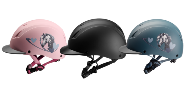 Drei Reithelme in Rosa, Schwarz und Blau. Jeder Helm hat eine Pferdesilhouette, einen verstellbaren Kinnriemen und eine kurze Krempe