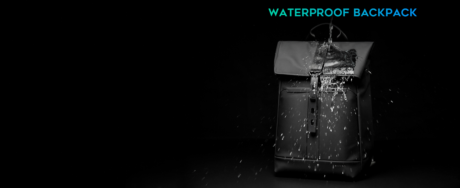 Sac à dos imperméable noir avec des éclaboussures d'eau dessus, démontrant ses capacités de résistance à l'eau sur un fond sombre