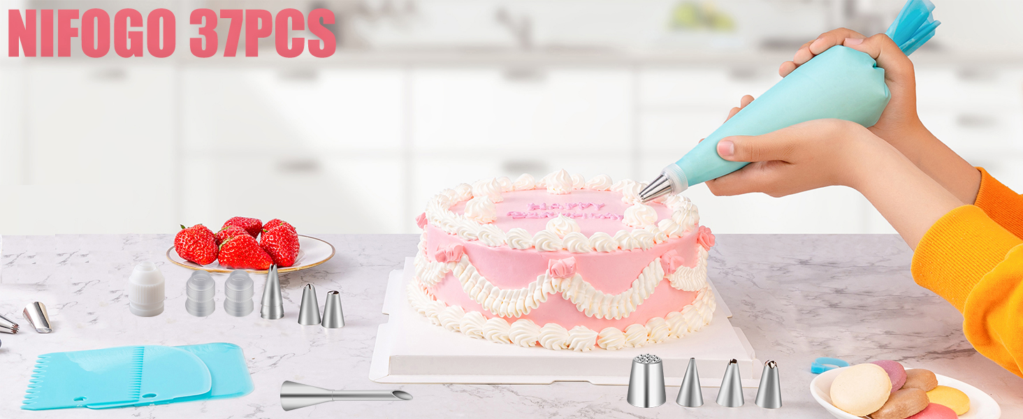 Werkzeug zum Dekorieren von Gebäck, das verwendet wird, um rosafarbenen Zuckerguss auf einen Kuchen zu spritzen. Zusätzliche Dekorationsspitzen und Zubehör sind sichtbar