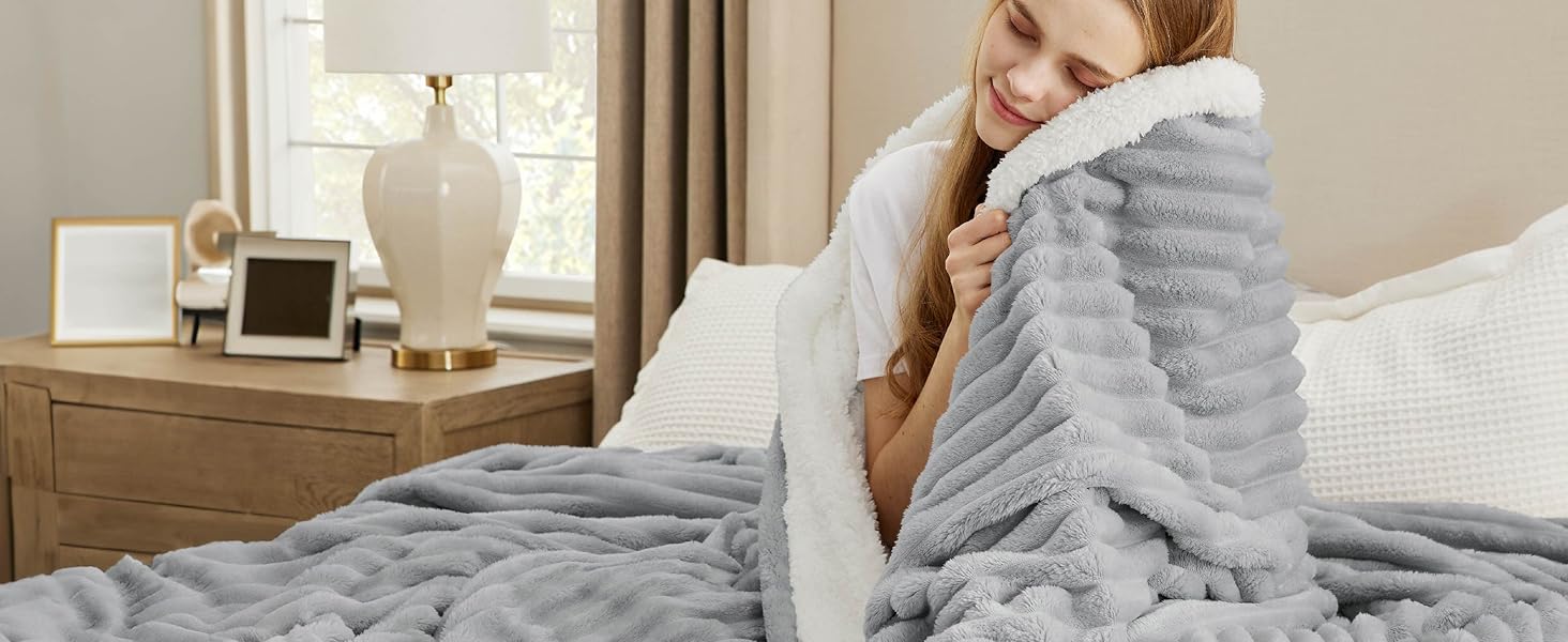 Bedsure Sherpa Fleece Throw Blanket for Sofa Fluffy Soft Cosy
