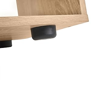 Nahaufnahme eines Möbelbeins aus Holz mit schwarzem rundem Fußpolster oder Gleiter, das an der Unterseite befestigt ist