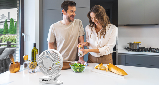 The clip fan can be used while charging. It is convenient for desktops, office.