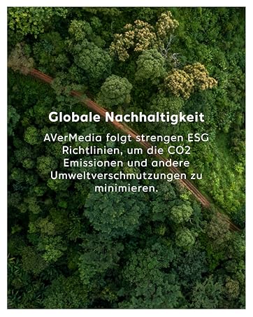 Luftaufnahme des üppigen grünen Walddachs mit Texteinblendung zu Nachhaltigkeitsrichtlinien und der Reduzierung von CO2-Emissionen.