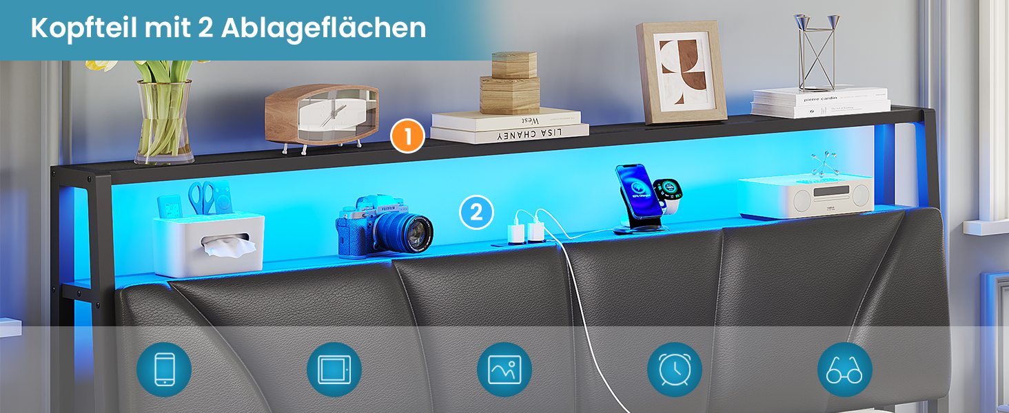 Ein langes schwarzes Regal mit integrierter blauer LED-Beleuchtung, die zwei Lagerebenen beleuchtet. Im Regal über einer grauen Couch werden verschiedene Haushaltsgegenstände ausgestellt