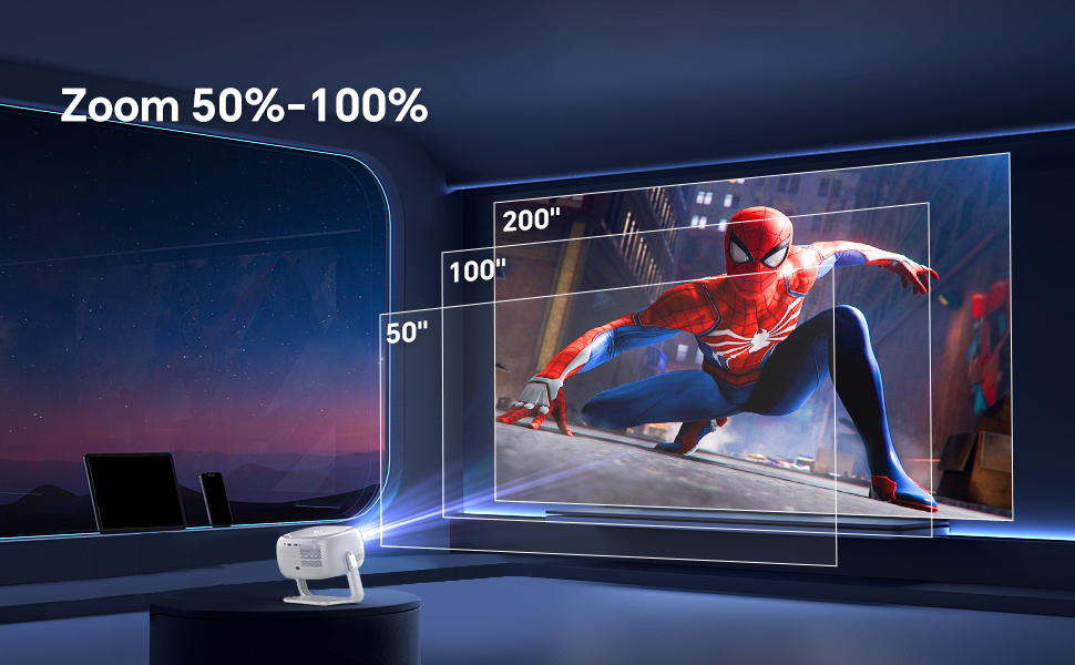Groot projectorscherm met Spider-Man-beeld met zoomschaaloverlay. Het scherm toont de zoomniveaus van 50%, 100% en 200%. Futuristische kamersetting met laptop en witte stoel zichtbaar.