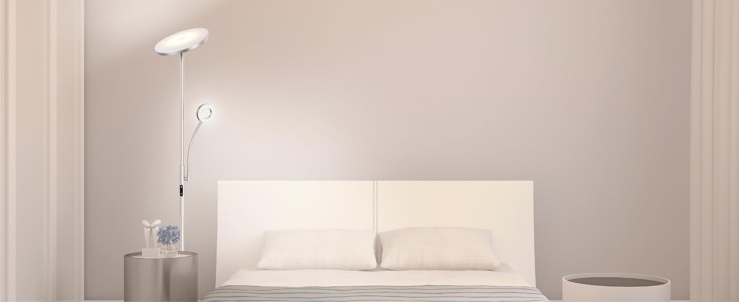 Minimalistisches Schlafzimmer mit weißer Bettwäsche, Stehlampe und Beistelltisch. Sauberes, modernes Design mit neutraler Farbpalette.