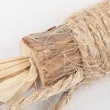 Naturfasermaterial mit einer grob strukturierten Außenschicht, die um hellere Innenfasern gewickelt ist