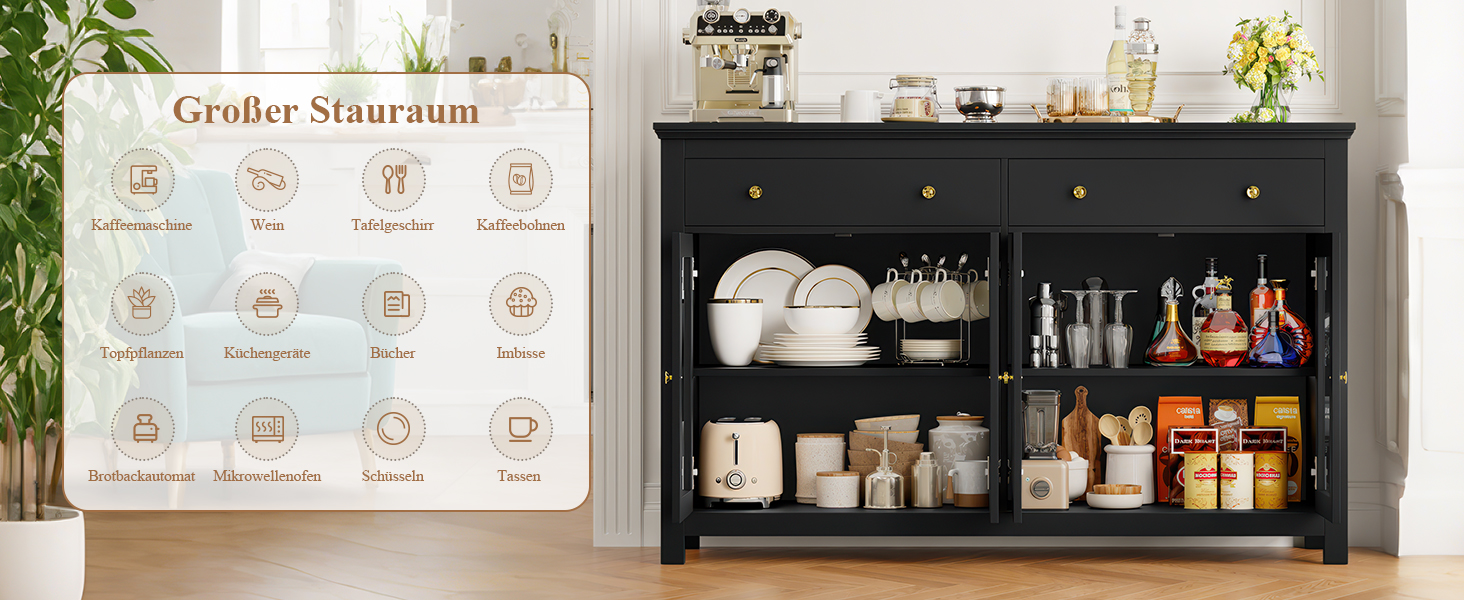 Schwarzes Sideboard aus Holz mit offenen Regalen für Geschirr, Glaswaren und Spirituosenflaschen. Das angrenzende Whiteboard zeigt Organisationssymbole und deutschen