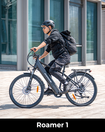 Der Text lautet 'Roamer 1'. Elektrofahrrad in urbaner Umgebung mit Fahrer im Rucksack, das das Seitenprofil des Fahrrads vor dem Hintergrund eines modernen Gebäudes zeigt.