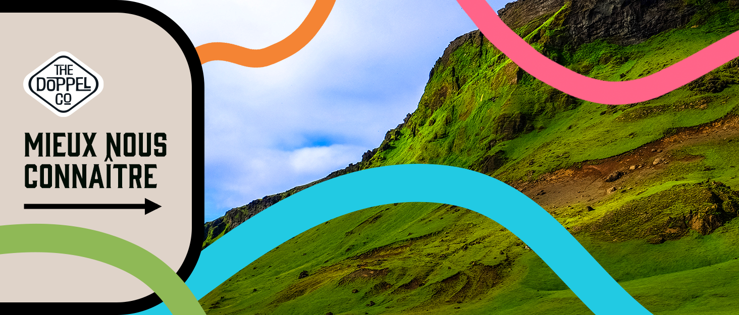 une colline verte avec un ciel bleu et une colline verte avec un ciel bleu et des nuages