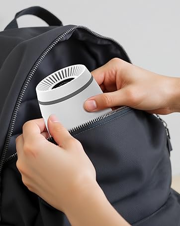 Démonstration rapprochée de la fixation d'un composant d'un ventilateur de ventilation circulaire blanc sur un tissu ou un matériau noir, illustrée en plusieurs étapes.