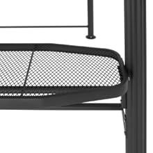 Vue rapprochée d'un meuble d'extérieur en métal noir, montrant une partie d'un siège en filet et un poteau de support vertical sur fond blanc