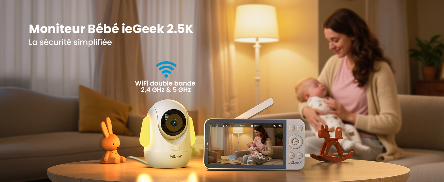 Le texte indique « Moniteur Bébé IoCook 2.5K ». Configuration du moniteur pour bébé montrant l'unité de caméra, l'écran d'affichage et la veilleuse dans une chambre de bébé à éclairage chaud.