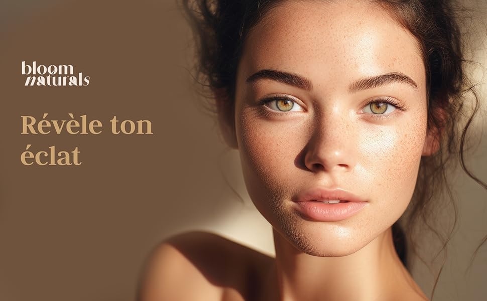 Le texte se lit comme suit : « Révèle ton éclat » et « bloom #natural ». Publicité de produits de beauté en gros plan montrant une personne à la peau naturelle et éclatante et aux taches de taches de taches de taches de taches de taches de pigment.