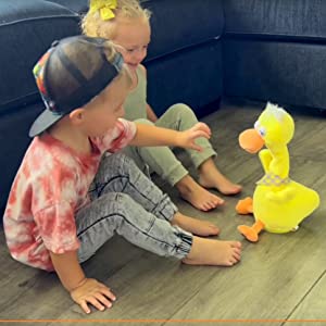 el niño y el niño juegan con un pato de juguete