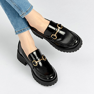 Comfort work shoes with gold buckle