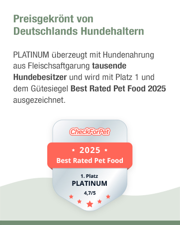Der Text lautet „Am besten bewertetes Tierfutter 2025“. Produktverpackung mit Tiernahrung mit Platin-Logo und Zertifizierungsabzeichen.